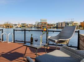 Houseboat studio with canalview and free bikes, boat in Amsterdam