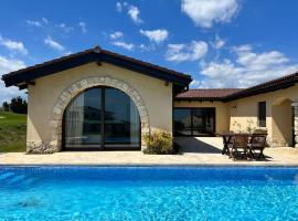 Private Villa at BlackSeaRama Golf & Villas Resort – domek wiejski 