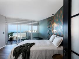 Seaview Stylish Apartment with Balcony, hotell i nærheten av Gazebbo Beach Club i Herzelia 
