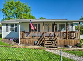 Dog-Friendly Fayetteville Home with Hot Tub!, hotel murah di Fayetteville