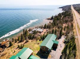 Tofte Escape with Balcony and Lake Superior Views, hotel i Tofte