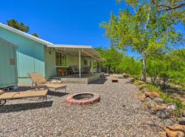 Camp Verde Nature Retreat Right on the Creek!、キャンプ・ベルデの駐車場付きホテル