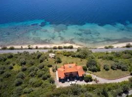 Beachfront villa with huge garden, 3br, Halkidiki