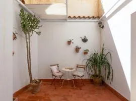 Central apartment with two bedrooms and a patio