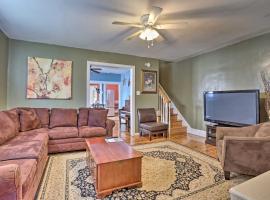 Suburban Home with Backyard Patio Less Than 7 Miles to Dtwn!，位于Lansdowne的酒店