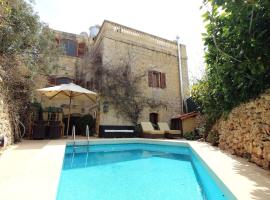 3 bedroom Farmhouse - High Standard with Pool & Central Heating, hotel with parking in Taʼ Bullara