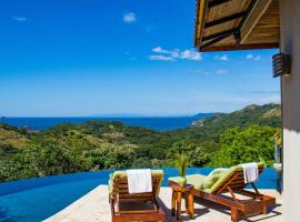 Luxury Home with Views and Infinity Pool Near Beach!, hotel v destinaci Puerto Viejo