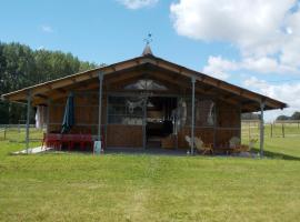 Camping du Petit Gué du Roi, hotel em Cléry-Saint-André