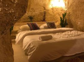 7 Caves Hotel: Al Jāyah şehrinde bir konukevi