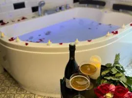 Nuit Magique Love room avec Jacuzzi Privé Nantes