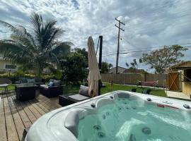 Hot tub, tiki bar, outdoor shower, water access!, vacation home in West Palm Beach