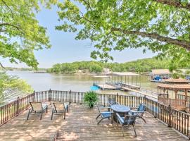Waterfront Lake Ozark Pad Fishing and Boat Dock!, Hotel in Stausee Lake of the Ozarks