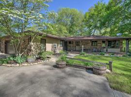 Picturesque Three Oaks Home about 4 Mi to Lake!, villa in Three Oaks