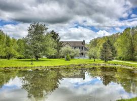 Pet-Friendly Pond View Loft with Private Pool!, hotell med parkering i Walden