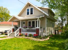 Cheerful 3 BR. 2 Bath, Spacious Family Home, pet-friendly hotel in Akron
