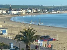 Spacious first floor apartment with gorgeous sea views, hotel a Weymouth