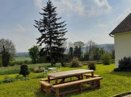 Gîte Cottage chaleureux en pleine campagne vue sur les Monts et Forêts et le château de Carrouges, hôtel à Carrouges