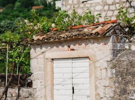 White Shutters House, villa i Risan