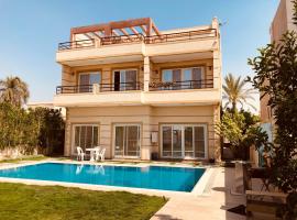 Lovely Villa 5- bedroom with Overflow Pool with Nice Garden at Green Oasis Resort, Hotel mit Pools in Alexandria