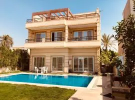 Lovely Villa 5- bedroom with Overflow Pool with Nice Garden at Green Oasis Resort