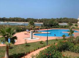 bel appart dans une résidence avec piscine, à 750m de la plage. Confort garanti., holiday rental in Saidia 