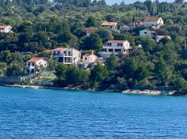 Villa Marina with a private swimming pool right by the sea, villa i Veliki Drvenik