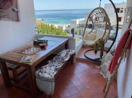 Lovely 2 bedroom with a pool in front of the beach, hotell i Sesimbra