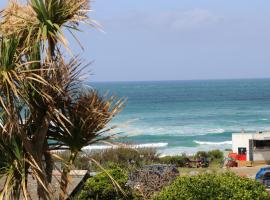 STYLISH, BEACHSIDE apartment, sea views, hotel in Saint Merryn