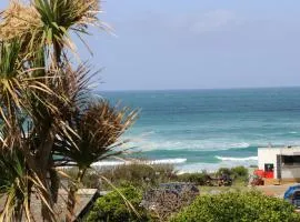 STYLISH, BEACHSIDE apartment, sea views