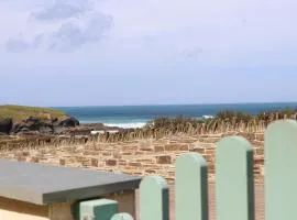 APARTMENT BY THE BEACH, courtyard garden