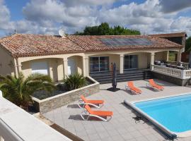 villa 15 personnes avec piscine et terrain de pétanque, hotel s parkiriščem v mestu Puysserampion