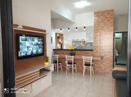 Apartamento charmoso na quadra da Praia do Morro، فندق في غواراباري