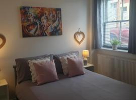 Beautiful Apartment 2 mins To The Beach, Hotel in St. Leonards