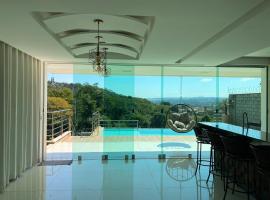 Sobrado piscina bem localizado 5 min do Flamboyant, hotel dicht bij: Aruana Park, Goiânia