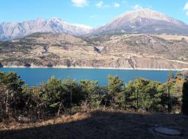 SAVINES LE LAC APPARTEMENT VUE SUR LE LAC, ski resort in Savines