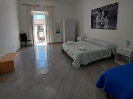 Casa Mario a 5 minuti da Tropea, fresca nuova e con posto auto!!!, готель з парковкою у місті Brattirò