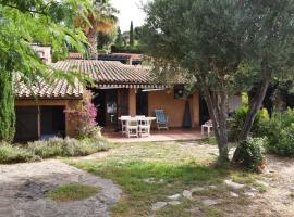 Petit mas au paradis avec piscine pour 6 personnes, hótel í La Londe-les-Maures