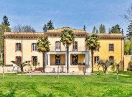 Château de Larunque, 15 p, piscine jacuzzi tennis - plages 30 mn, casa rústica em Saint-Laurent-de-Gosse