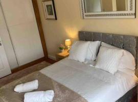 Modern 2 bedroom house with WIFI, hotel v mestu Welwyn Garden City