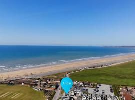 Footsteps to the beach, Seaviews & Beautiful Sunsets, golf hotel in Westward Ho