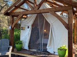 Dreamers Writing Farm, 3 Wooded Acres, Hepworth, hotel di Sauble Beach