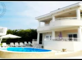 Villa Bella By The Sea - Heated Pool, Jacuzzi, Sauna