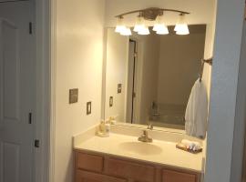 Knight's Vacation Property - Charlotte, NC, vacation home in Charlotte