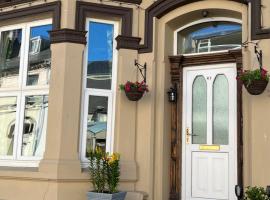 Sea-Renity - Self Catering Holiday Let, family hotel in Douglas