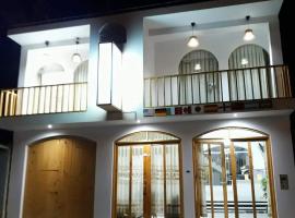 Hostal Mendieta, готель у місті Паракас