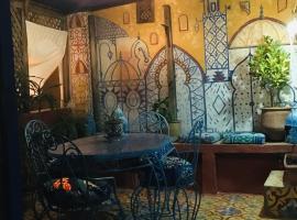 HATHOR ,Casa marroquí con dos terrazas en la Medina antigua , ideal parejas!! WIFI!!, holiday home in Asilah