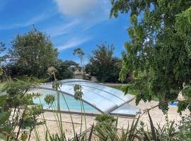 Maison Familiale avec Piscine Privée et Parking à Angles - FR-1-336-120, Hotel in Angles