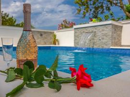 Holiday home Dusak with swimming pool and jacuzzi, ξενοδοχείο σε Dramalj