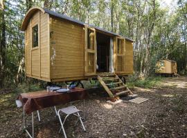 Lovely 2-Bed shepherds hut in a Forest, villa sa Sougères-en-Puisaye