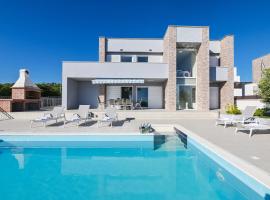 Villas Royal I with Private Pool, holiday home in Novalja